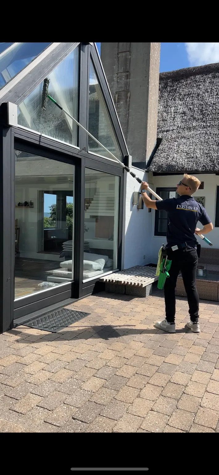 Villa i Stensballe med store glaspartier mod Horsens Fjord