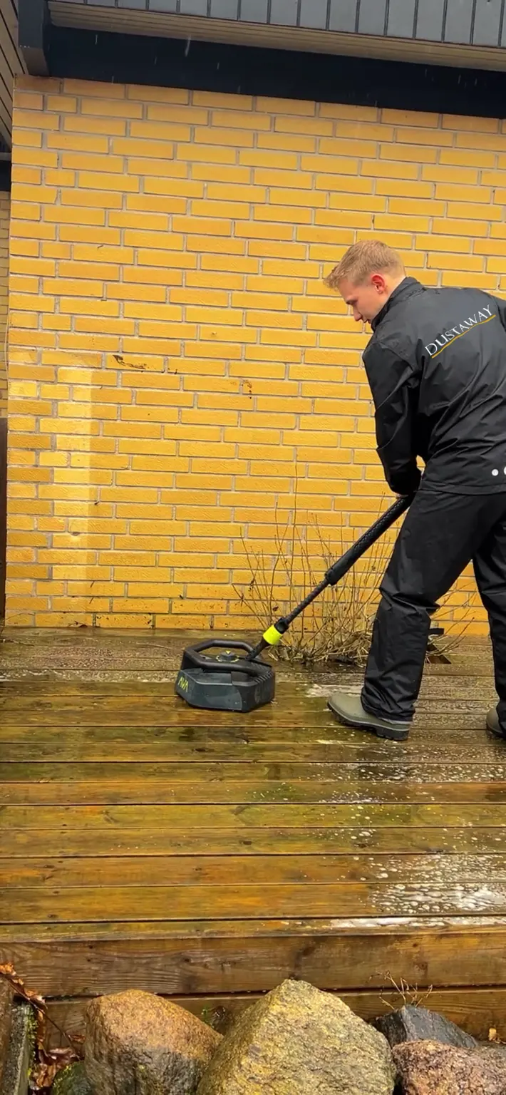 DustAway renser terrasse med professionelt højtryksudstyr